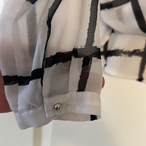 Like new! H&M chiffon blouse with built-in camisole - Picture 3 of 4